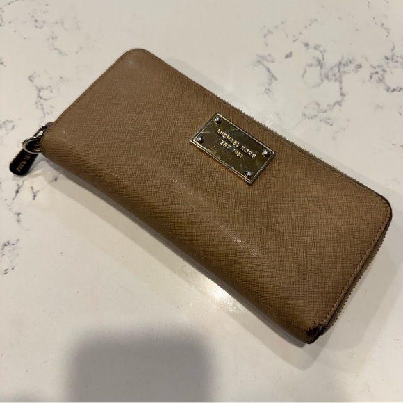 Michael Kors Handbags - 🎈 2/$5 🎈 Michael Kors Gold Logo Tan Wallet
